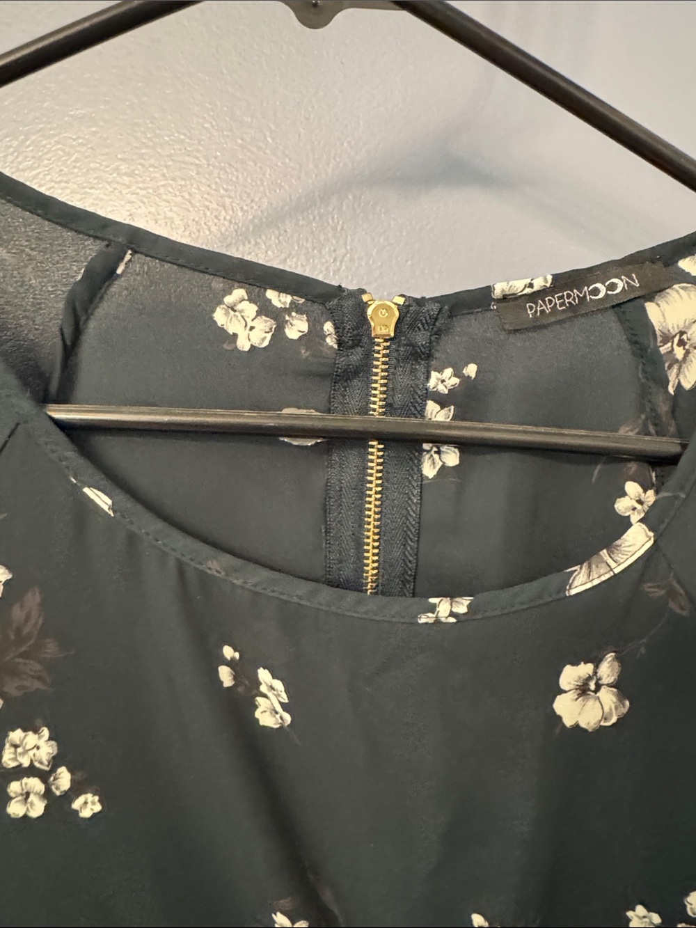 Paper moon Women’s Floral Tie-Sleeve Blouse - Picture 6 of 8